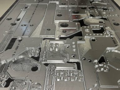 Plaque d’aluminium usinée avec machine CNC Belotti NESTING