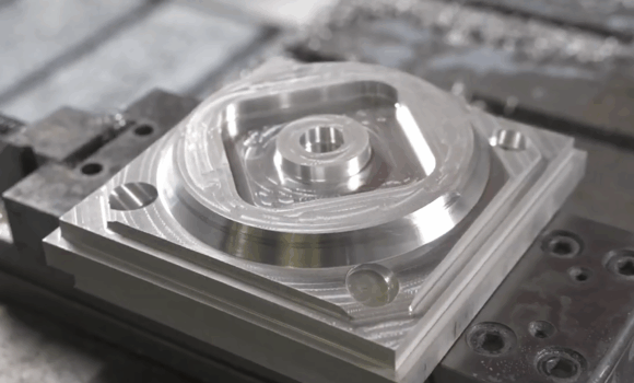 Aluminiumform, bearbeitet mit dem CNC-Bearbeitungszentrum Belotti SKY