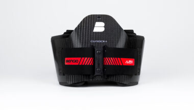 Protector corporal de karting con componentes de fibra de carbono recortados con centro CNC Belotti